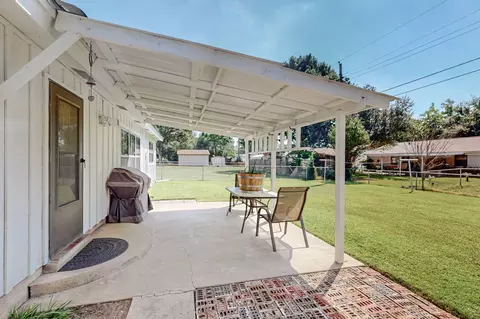 1922 Morgan St, Irving, TX 75062 photo 2
