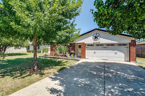 832 Mccully St, White Settlement, TX 76108
