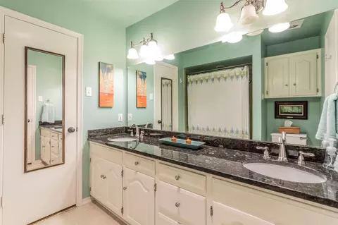 Bath - 2000 Stonegate Dr, Denton, TX 76205 photo 4 of 7