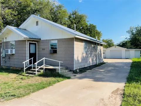 303 E Olive St, Eastland, TX 76448