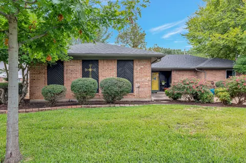 733 Highland Park Dr, Hurst, TX 76054