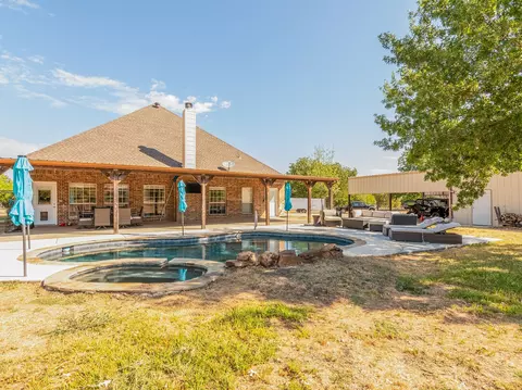 103 Fossil Ct, Springtown, TX 76082
