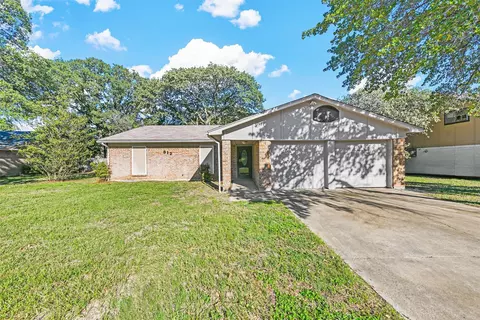 812 Lake Crest Pkwy, Azle, TX 76020