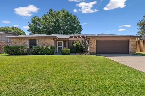 733 Spring Valley Dr, Hurst, TX 76054
