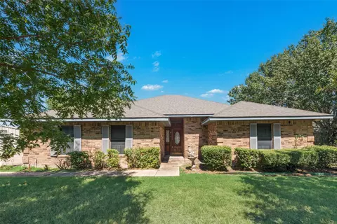 819 Shady Brook Ln, Red Oak, TX 75154