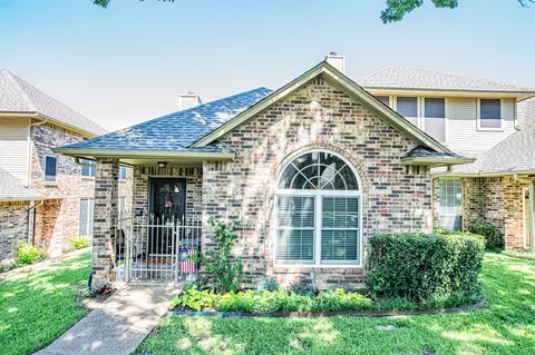 1227 Woodland Park Dr, Hurst, TX 76053