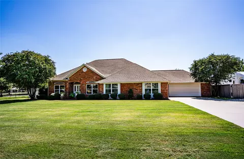 2504 Caddo Trl, Sanger, TX 76266
