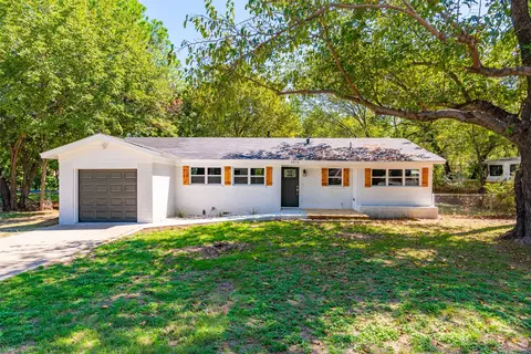 1012 Red Bud Dr, Azle, TX 76020