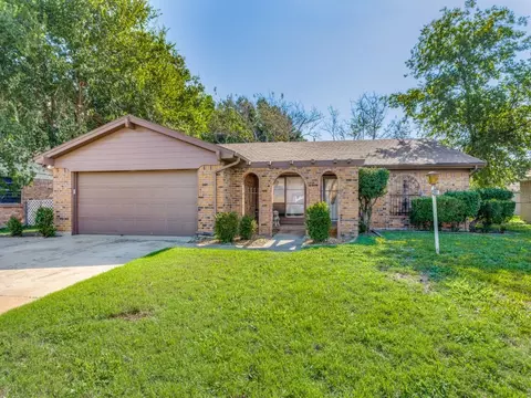 401 Deer Creek Rd, Everman, TX 76140