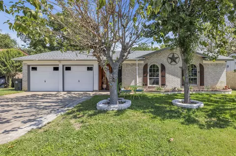 6821 Alma St, Forest Hill, TX 76140