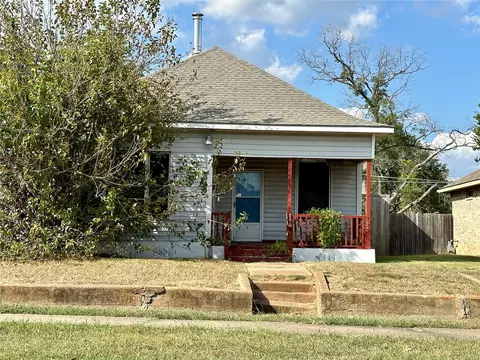 725 W Woodard St, Denison, TX 75020