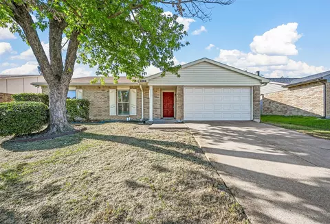 6904 Sandstone Ct, Fort Worth, TX 76120