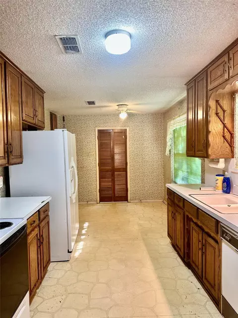 907 Rusk Dr, Euless, TX 76039 photo 9