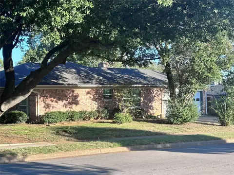 907 Rusk Dr, Euless, TX 76039 photo 3