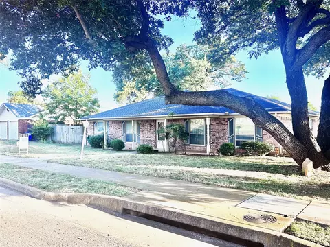 907 Rusk Dr, Euless, TX 76039 photo 2