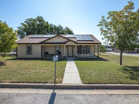 1101 Jackson St, Bowie, TX 76230