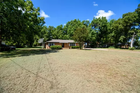 835 Hilltop Cir, Desoto, TX 75115