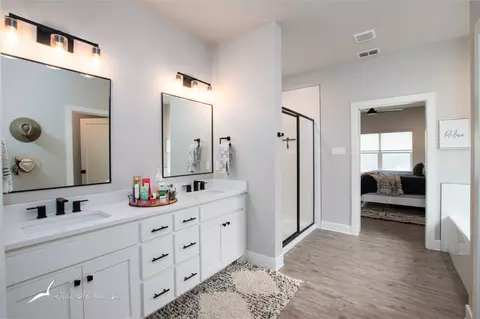 Bath - 4517 Seals Ln, Abilene, TX 79606 photo 3 of 3