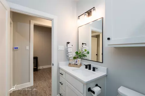 Bath - 4517 Seals Ln, Abilene, TX 79606 photo 1 of 3