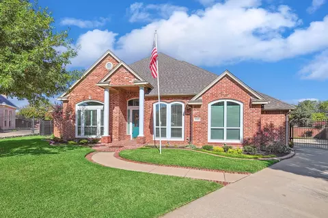 1661 Oak Creek Dr, Hurst, TX 76054