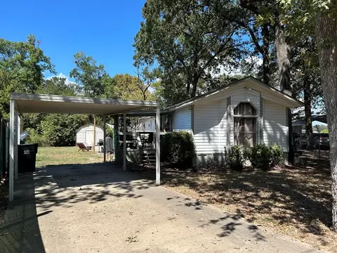 700 Oak Landing Cir, Kemp, TX 75143