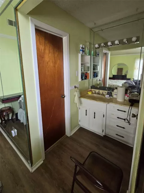 Bath - 510 Copher Ct, Euless, TX 76040 photo 2 of 2