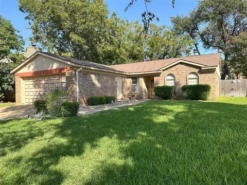 801 Matthews Ct, Arlington, TX 76012