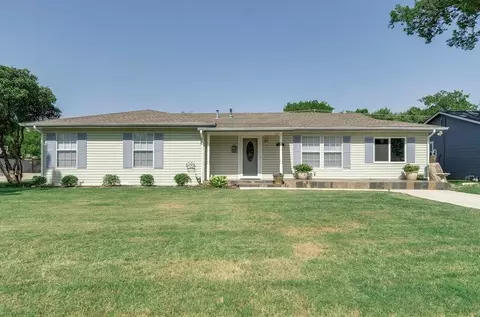 1246 S Pine St, Grapevine, TX 76051