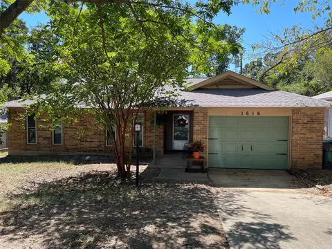 1616 Meadow Oak St, Denton, TX 76209