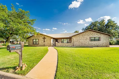 101 W Yucca St, Breckenridge, TX 76424