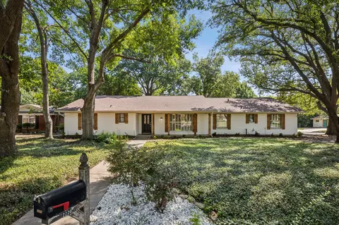 2220 Yorkshire St, Denton, TX 76209