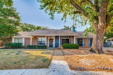 108 E Denton Dr, Euless, TX 76039