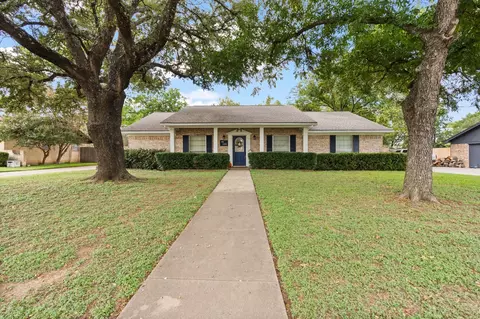 1204 Cindy Ln, Cleburne, TX 76033