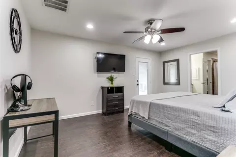 Bedroom - 810 Clebud Dr, Euless, TX 76040 photo 2 of 5