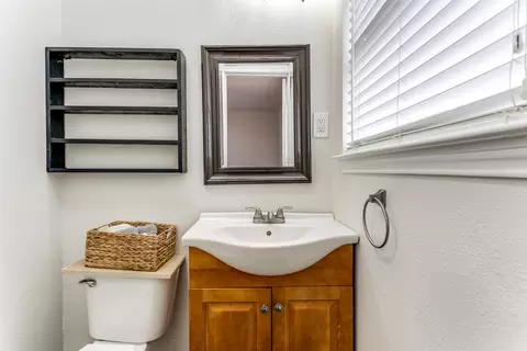 Bath - 810 Clebud Dr, Euless, TX 76040 photo 3 of 4