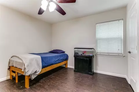 Bedroom - 810 Clebud Dr, Euless, TX 76040 photo 5 of 5