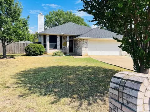 520 Ridgewood St, Lake Dallas, TX 75065