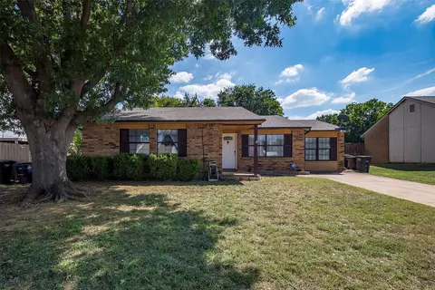 3721 Seven Gables St, Fort Worth, TX 76133