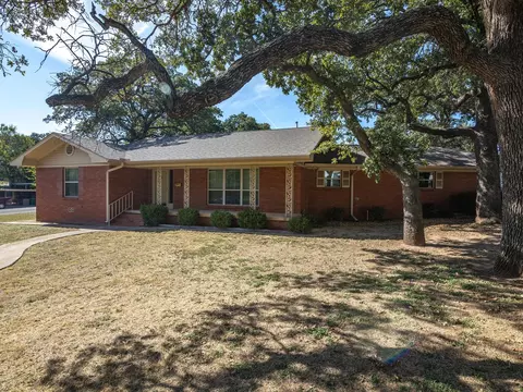 900 Lowrie St, Bowie, TX 76230