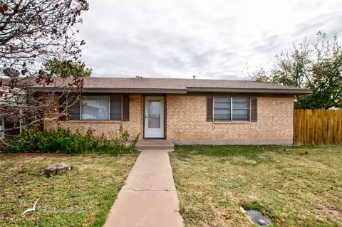 1107 S Anson St, Stamford, TX 79553