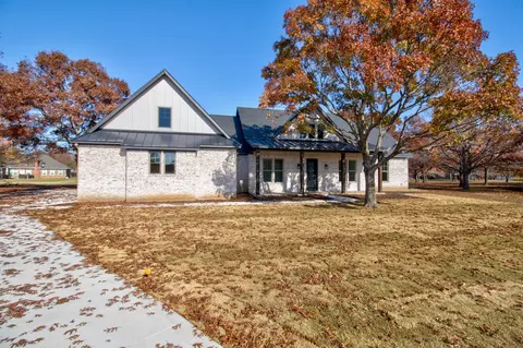 82 Maze Ct, Collinsville, TX 76233