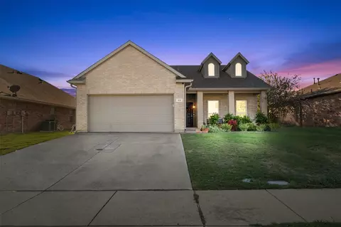 55 N Highland Dr, Sanger, TX 76266