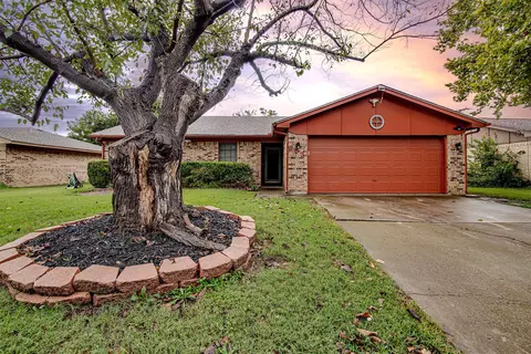 653 Evelyn Ln, Burleson, TX 76028