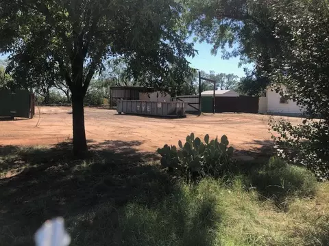 118 Indian Creek Dr, Tye, TX 79563