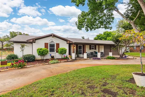 305 Janis Ln, Krugerville, TX 76227