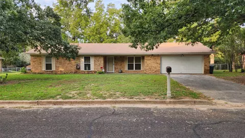 302 Blackjack Dr, Palestine, TX 75803