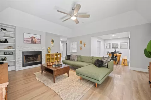 9150 Emberglow Ln, Dallas, TX 75243