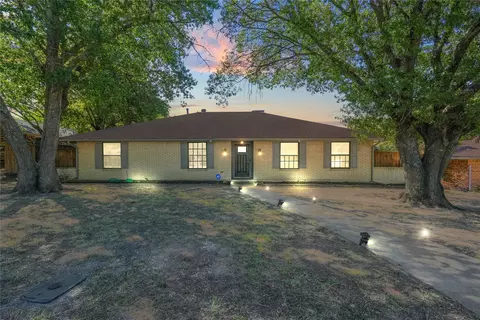 220 Sherwood Ln, Desoto, TX 75115