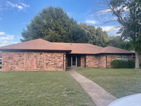 325 Suttonwood Dr, Fort Worth, TX 76108
