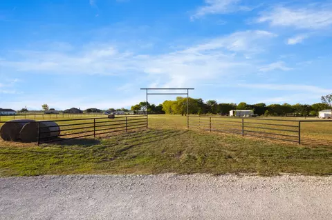 1 Lowe Rd # A, Valley View, TX 76272